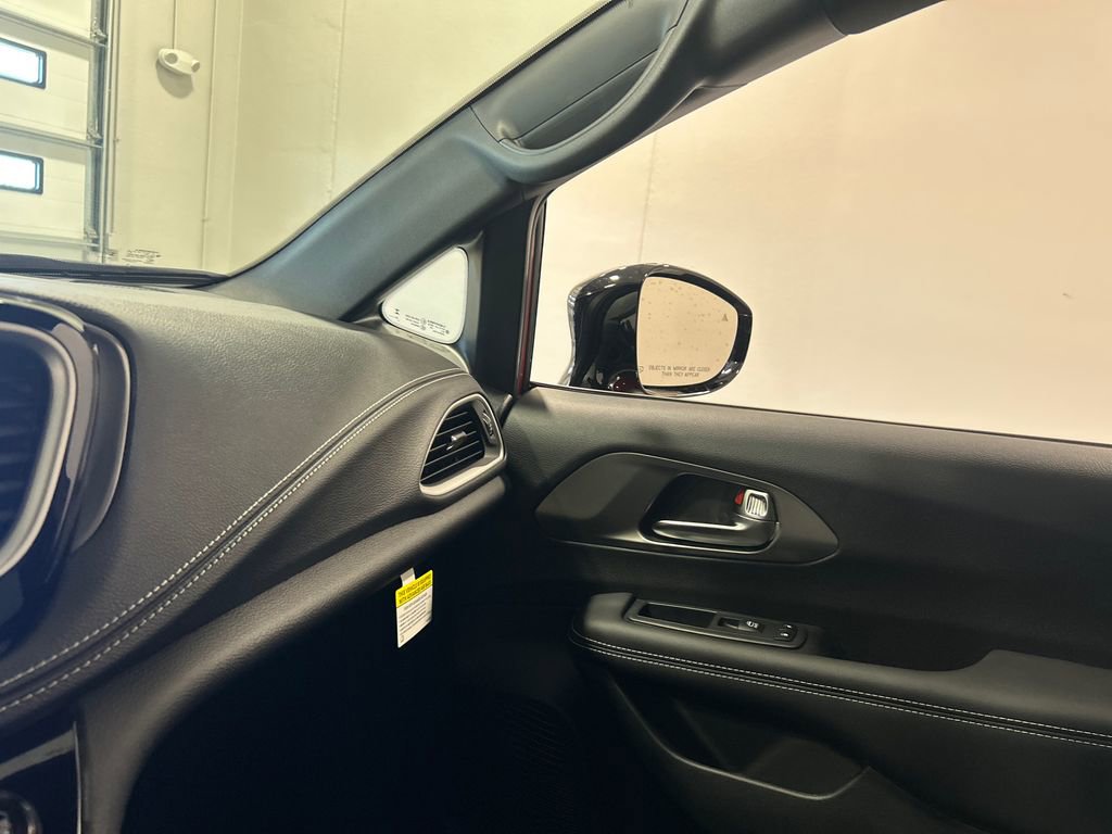 New 2026 Chrysler Pacifica Select AWD/4WD image 25