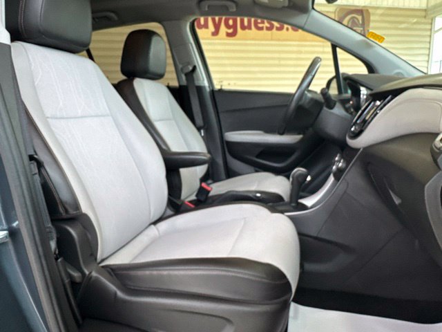 Used 2022 Chevrolet Trax LT w/ LT Convenience Package AWD/4WD image 25