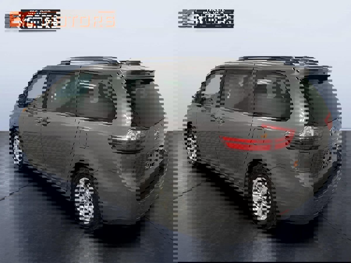 Used 2020 Toyota Sienna LE image 4