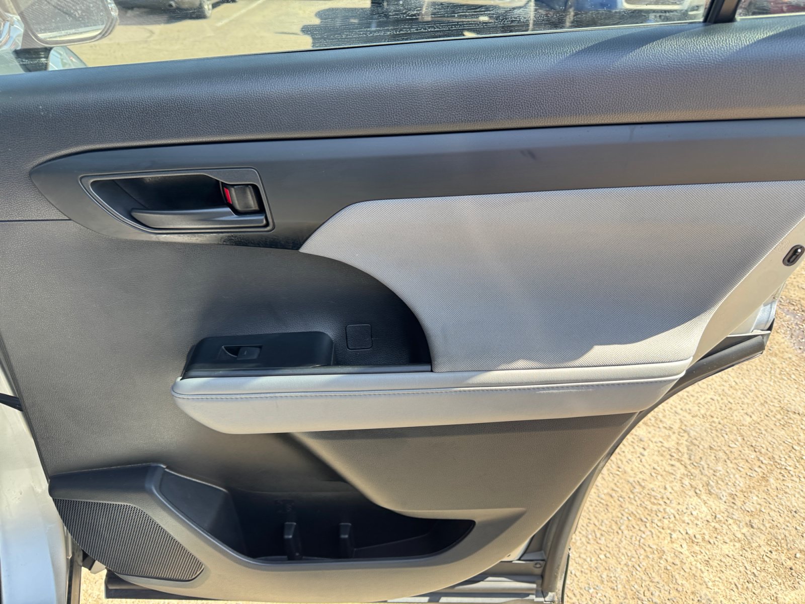 Used 2022 Toyota Highlander LE FWD image 32
