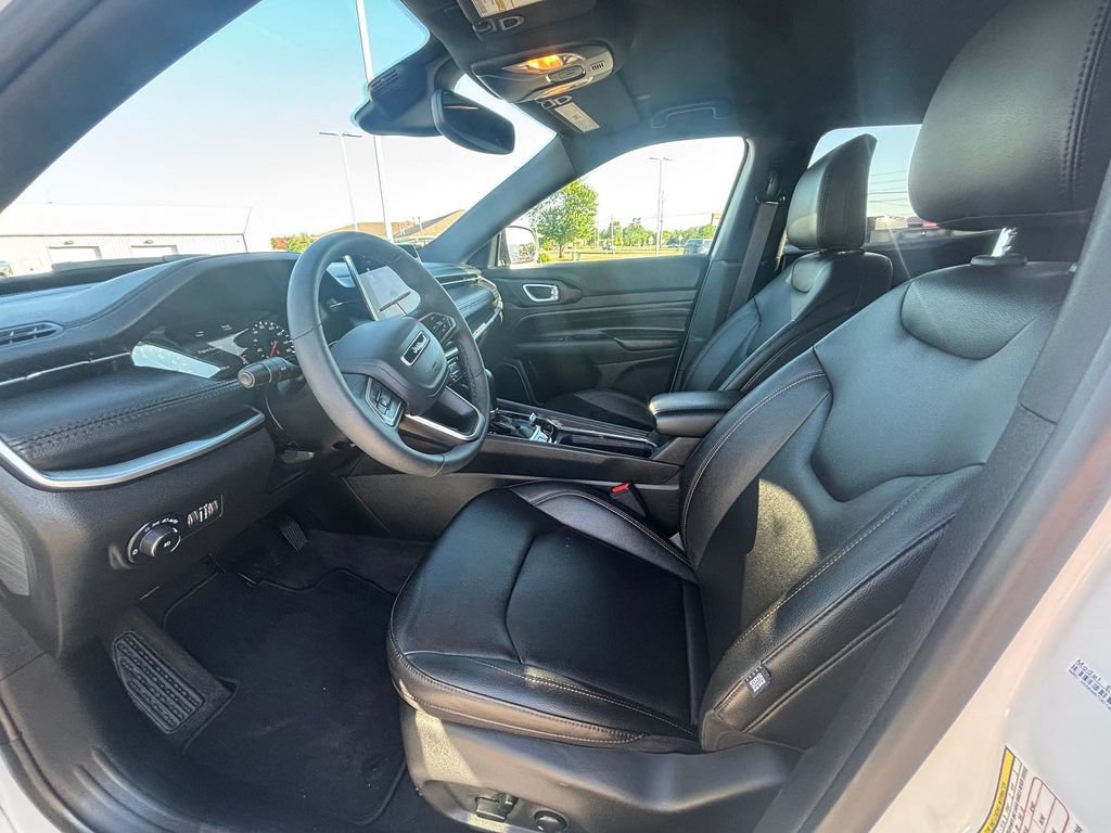 Used 2024 Jeep Compass Latitude AWD/4WD image 8