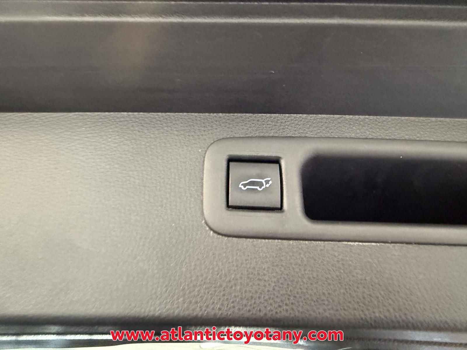 Used 2022 Toyota Highlander XLE image 9