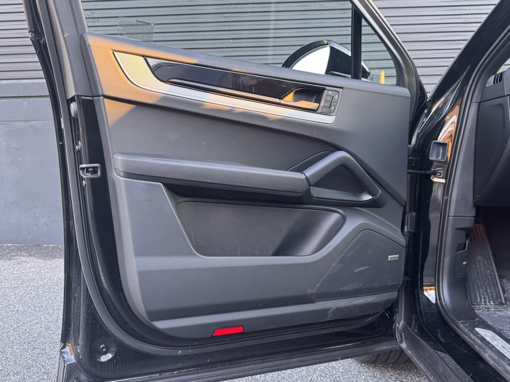 Certified 2025 Porsche Cayenne Coupe image 5