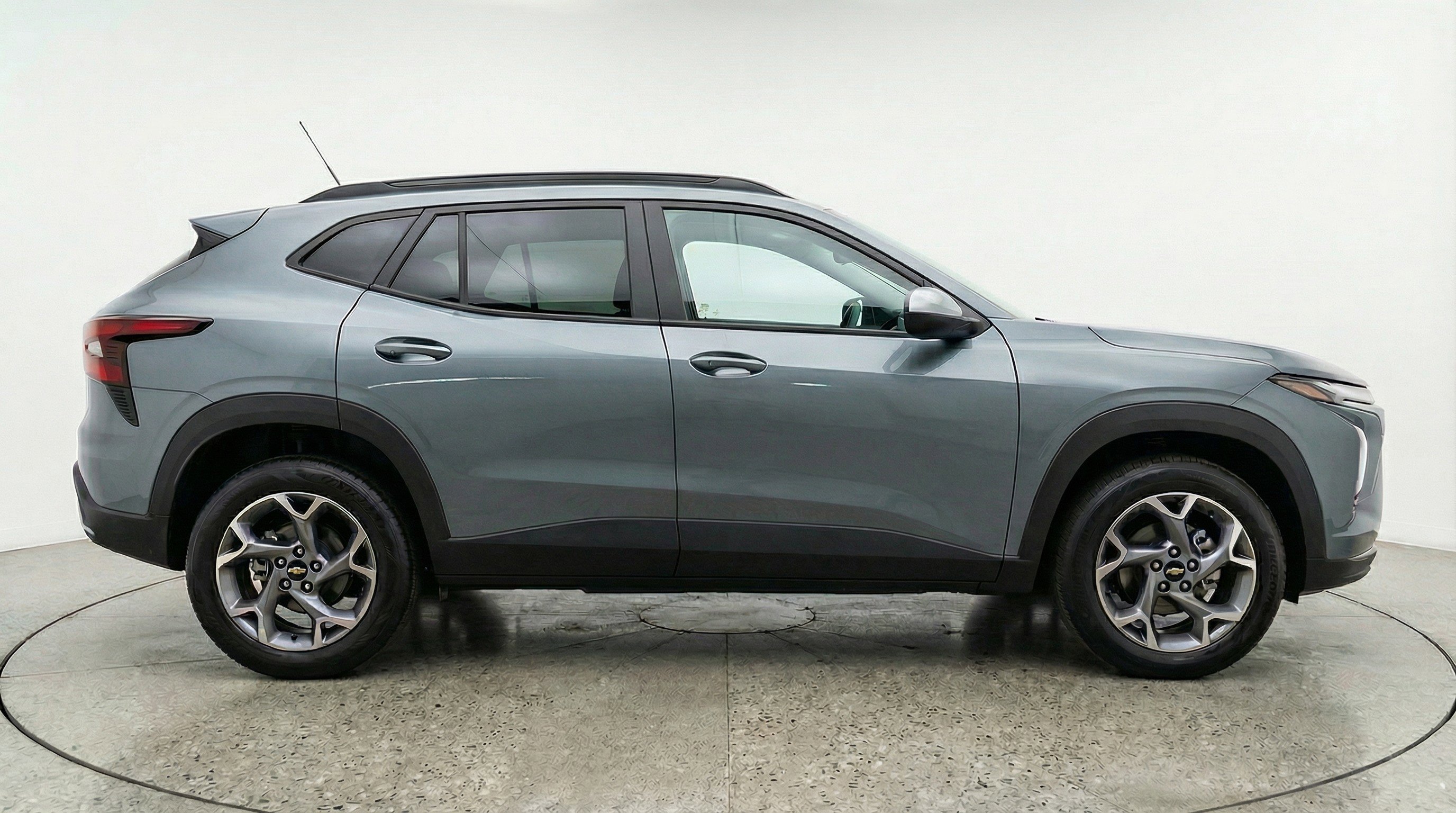 Used 2025 Chevrolet Trax LT FWD image 11