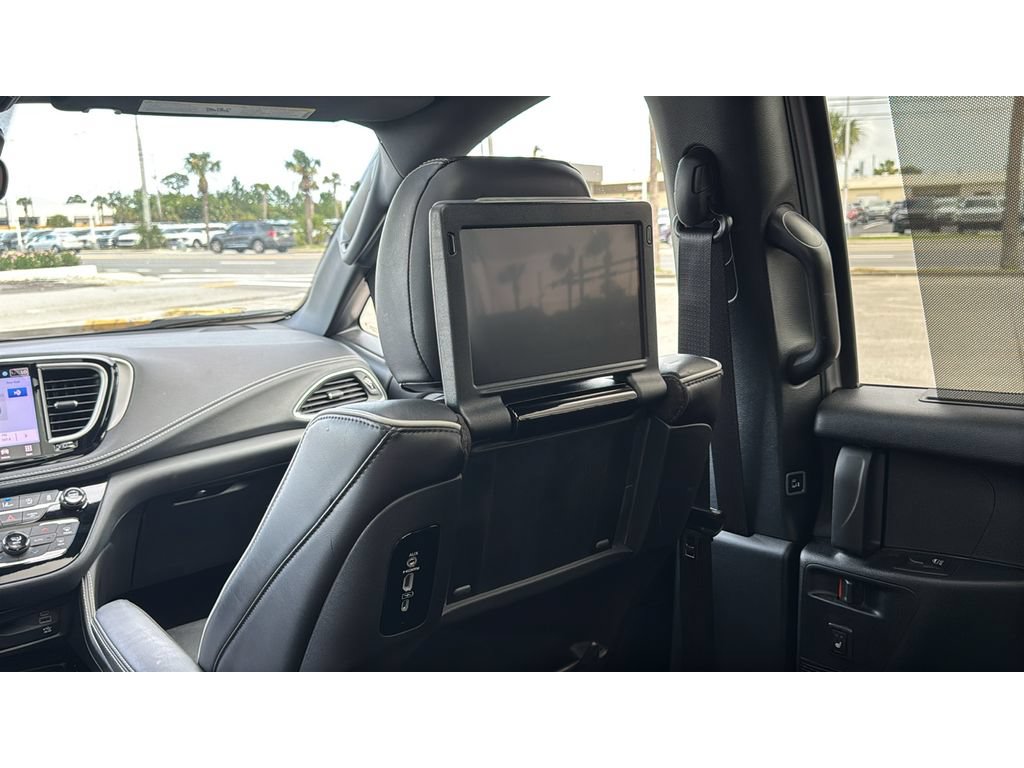 Used 2023 Chrysler Pacifica Limited w/ Uconnect Theater Family Group FWD image 15