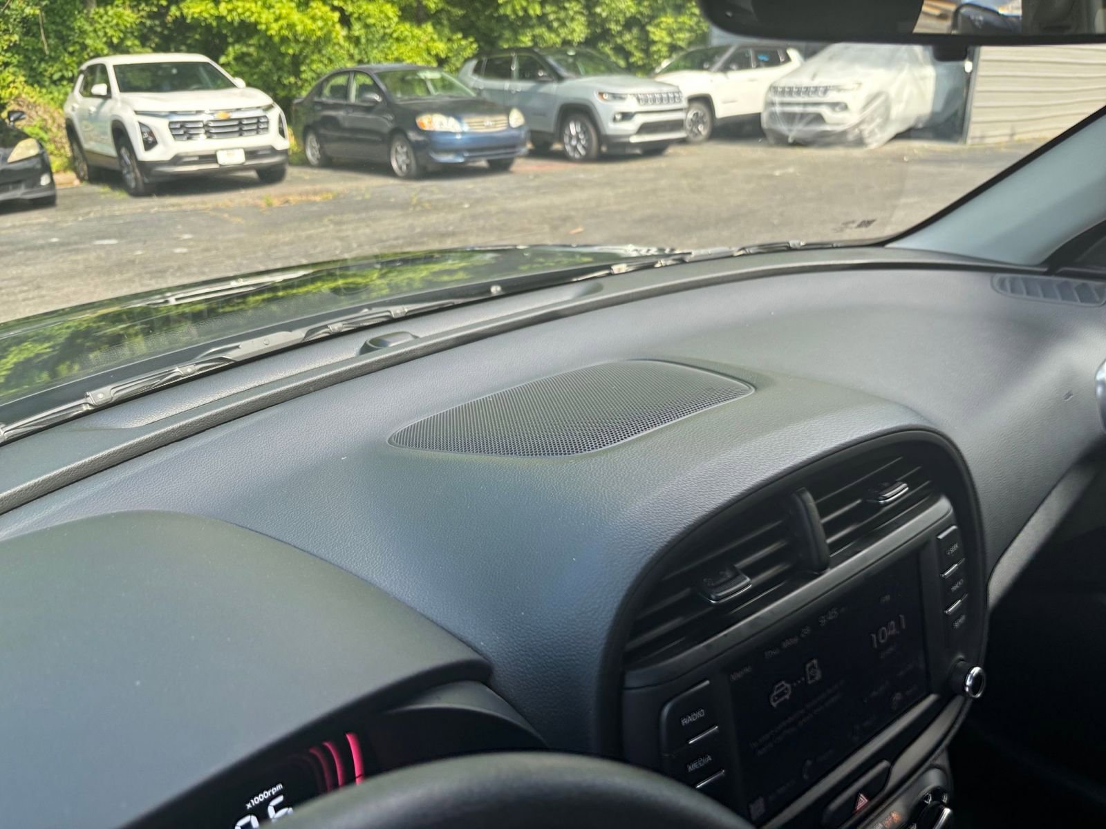 Used 2025 Kia Soul LX w/ LX Technology Package FWD image 17