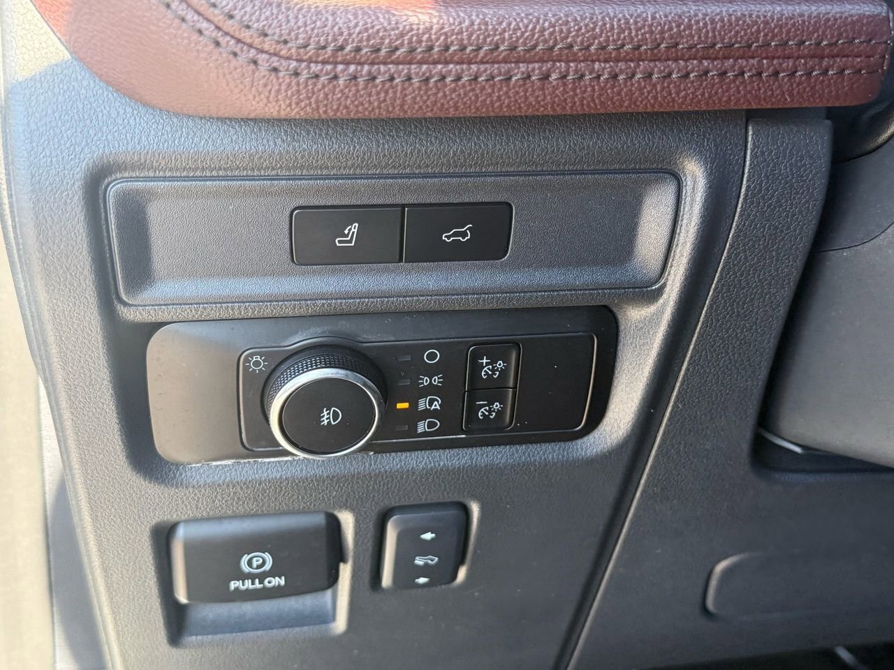 Used 2024 Ford Expedition Limited image 12