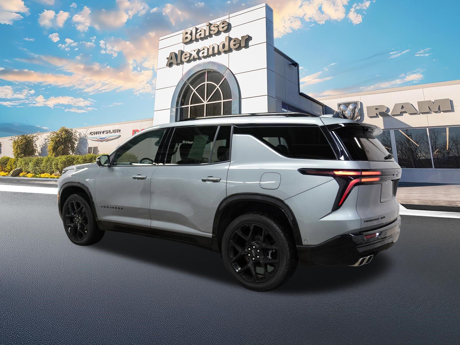 Used 2025 Chevrolet Traverse RS image 11