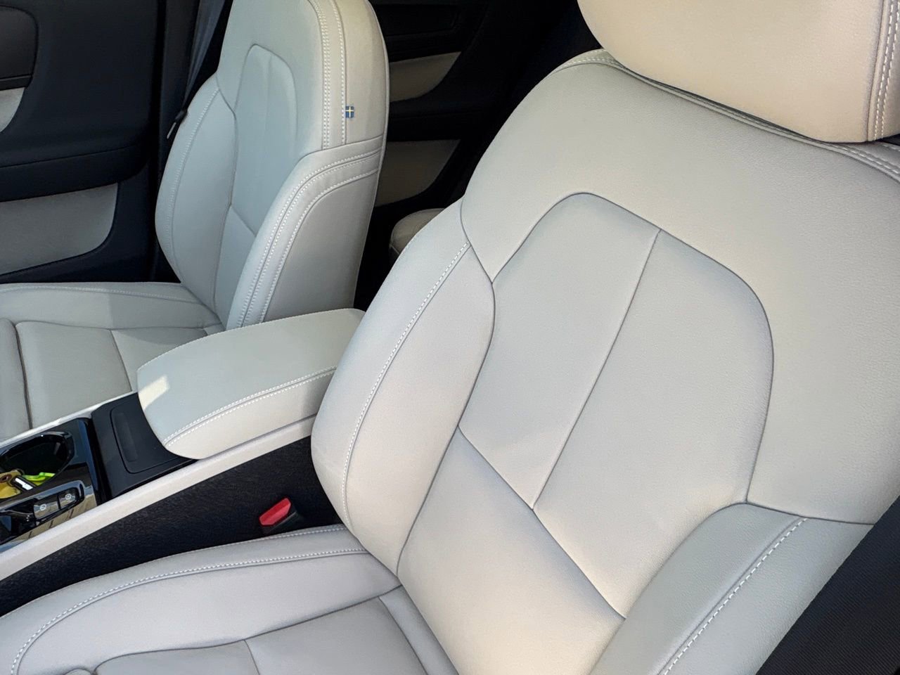 New 2026 Volvo XC40 B4 Plus w/ Protection Package Premier image 17