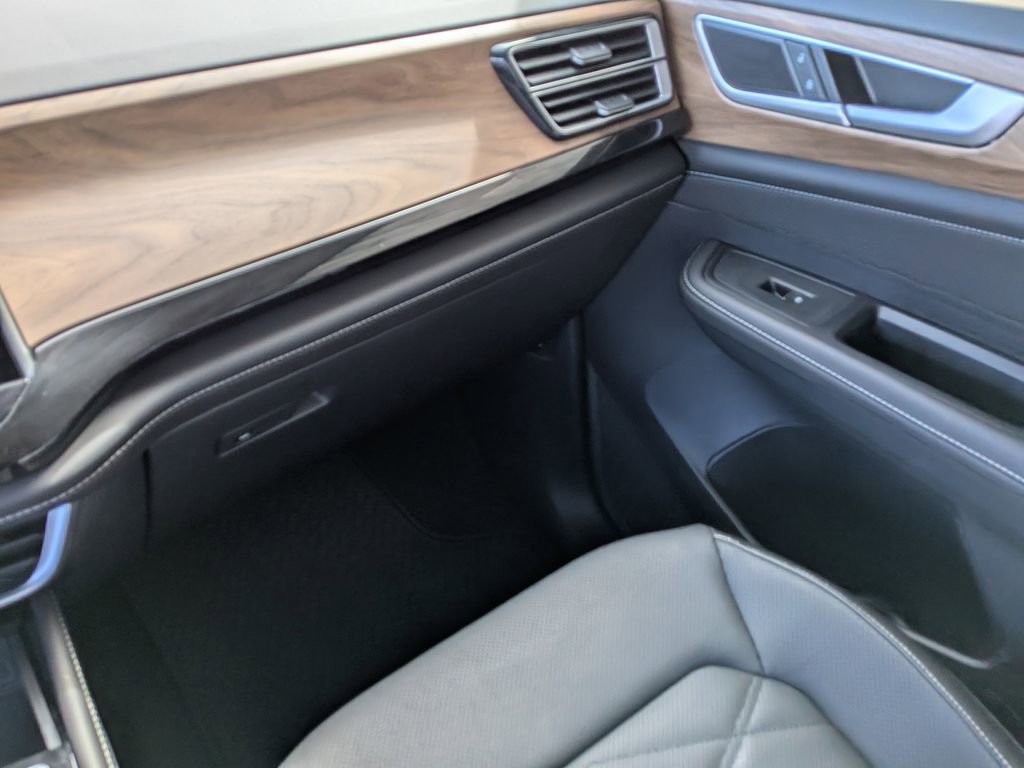 Used 2025 Volkswagen Atlas SE image 18