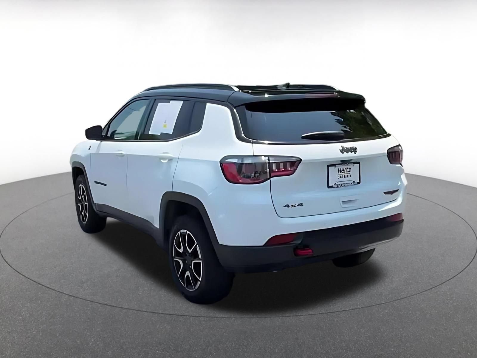 Used 2025 Jeep Compass Trailhawk AWD/4WD image 9