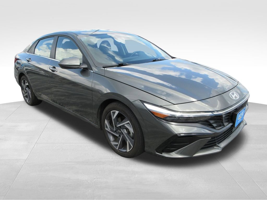 Used 2025 Hyundai Elantra SEL FWD image 8