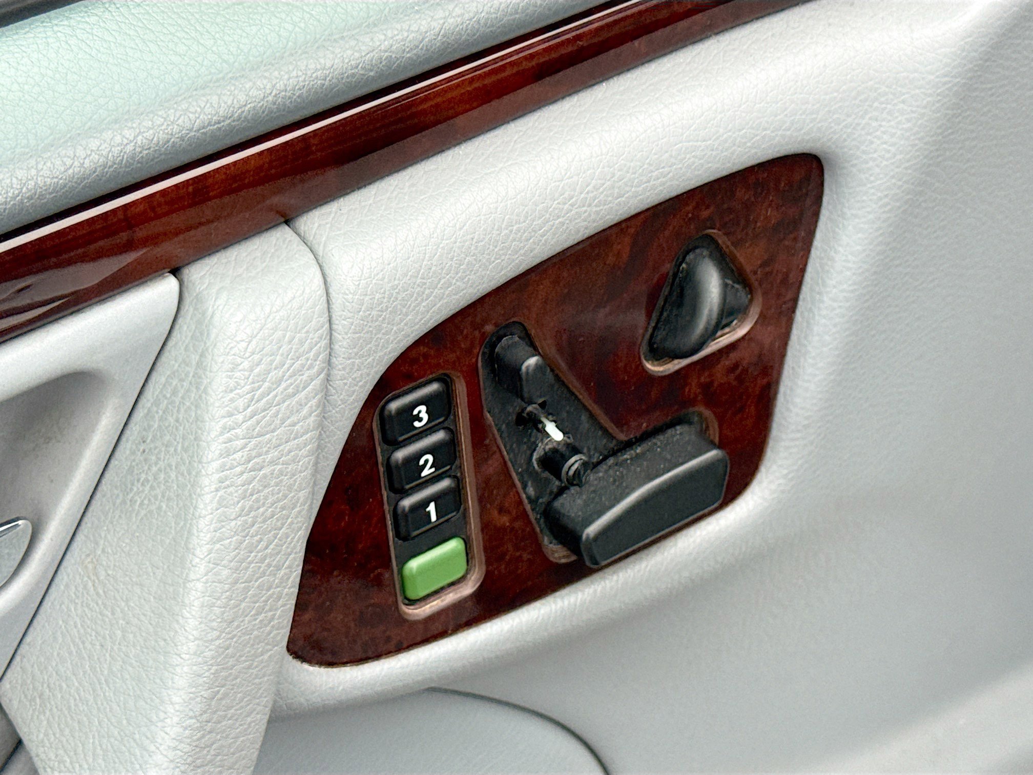 Used 2000 Mercedes-Benz E 430 4MATIC Sedan image 7