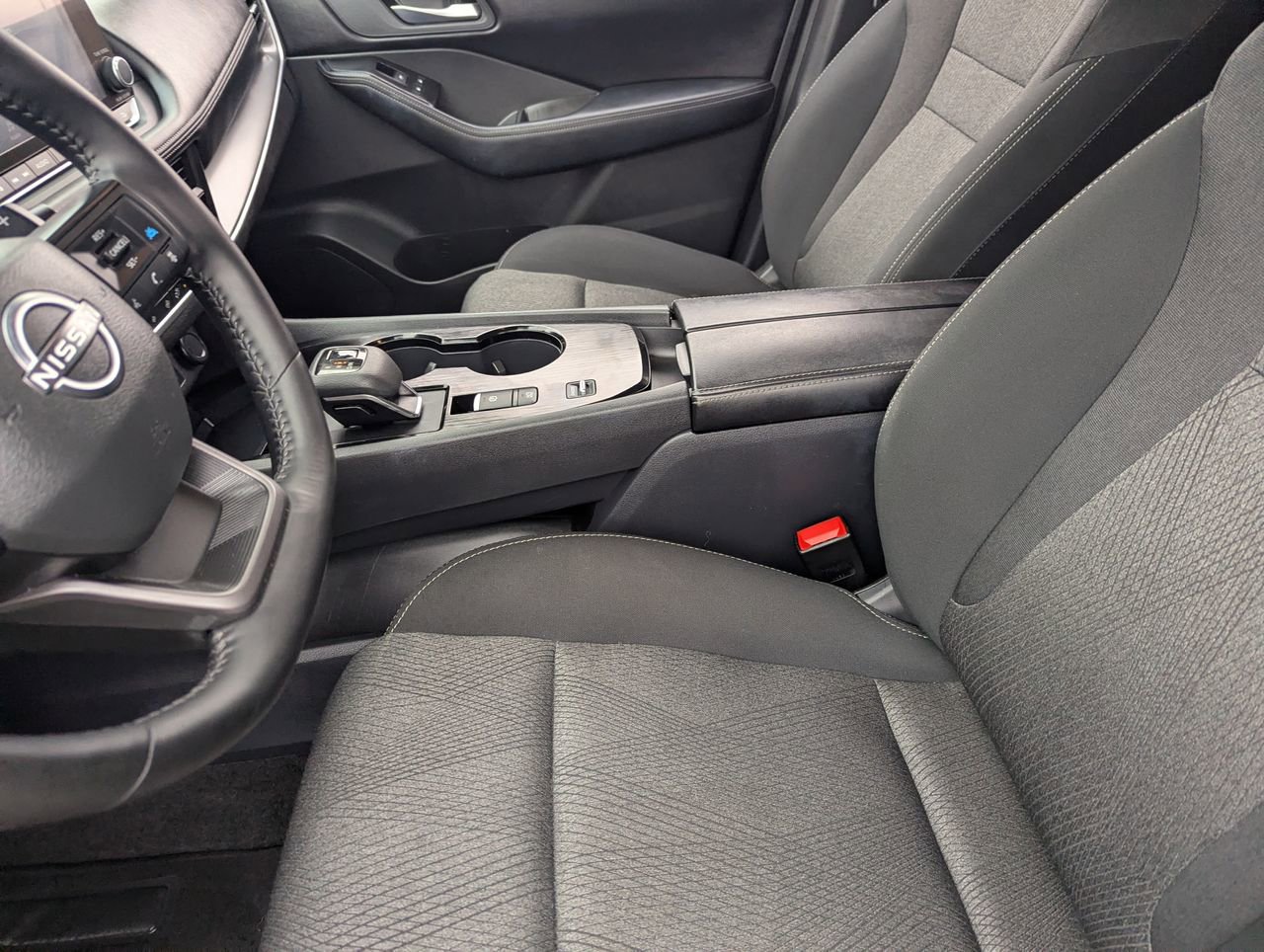Certified 2025 Nissan Rogue SV FWD image 28