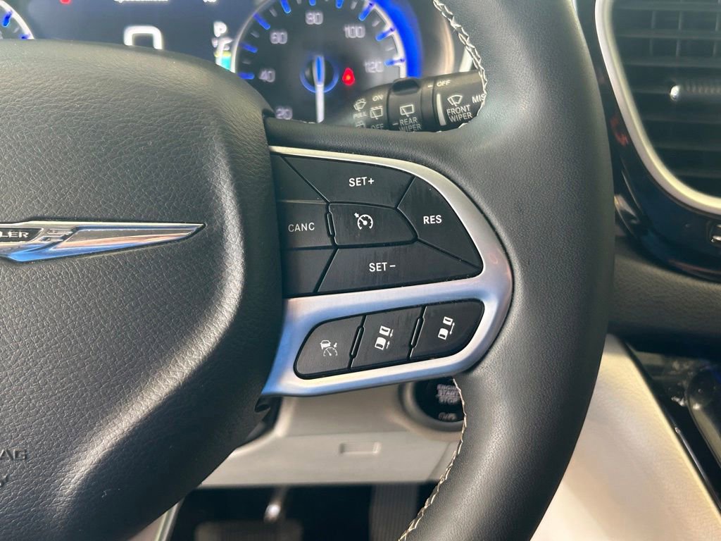 Used 2024 Chrysler Pacifica Touring-L image 40