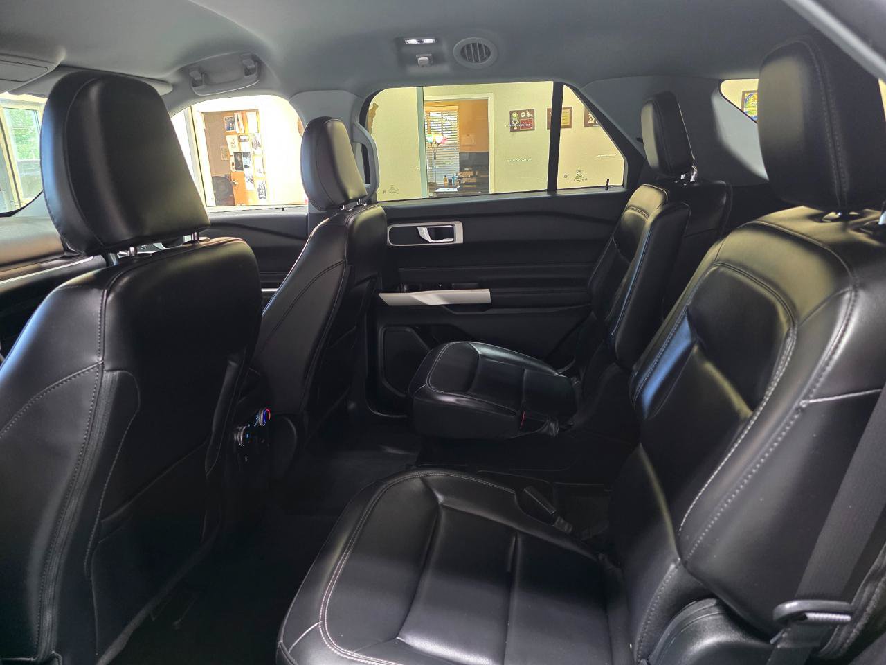 Used 2021 Ford Explorer XLT w/ Equipment Group 202A AWD/4WD image 19
