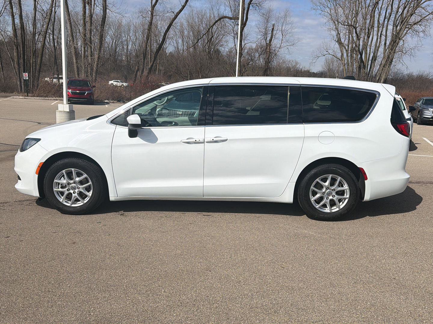 Used 2023 Chrysler Voyager LX image 2