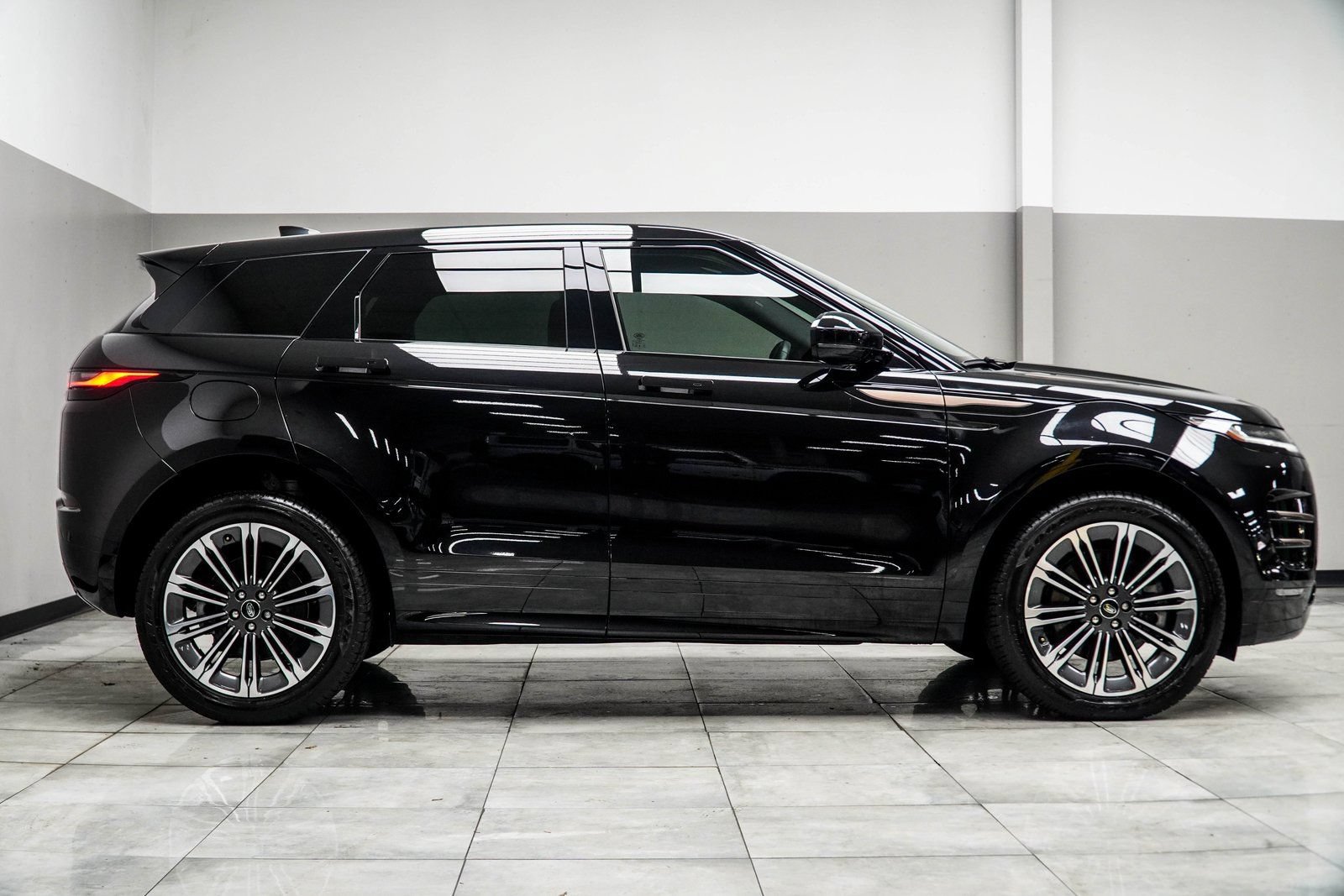 Used 2024 Land Rover Range Rover Evoque Dynamic SE AWD/4WD image 8