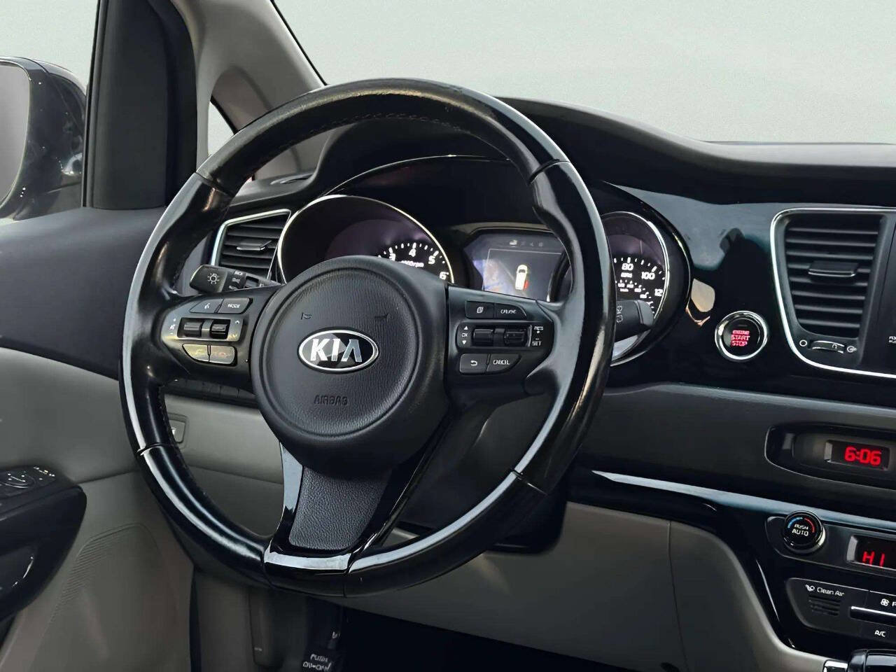 Used 2016 Kia Sedona EX image 18