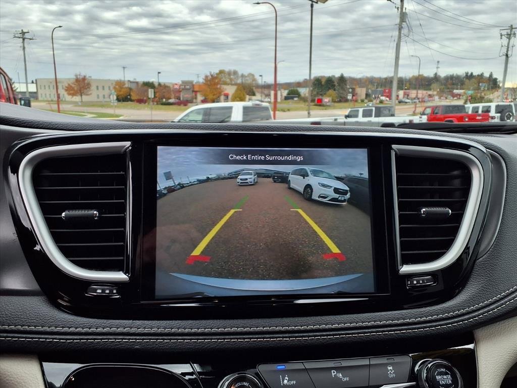 Used 2024 Chrysler Pacifica Select image 35