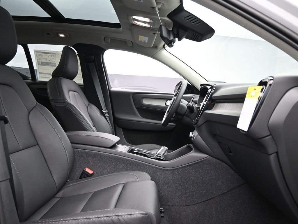 New 2025 Volvo XC40 B5 Plus w/ Climate Package image 27