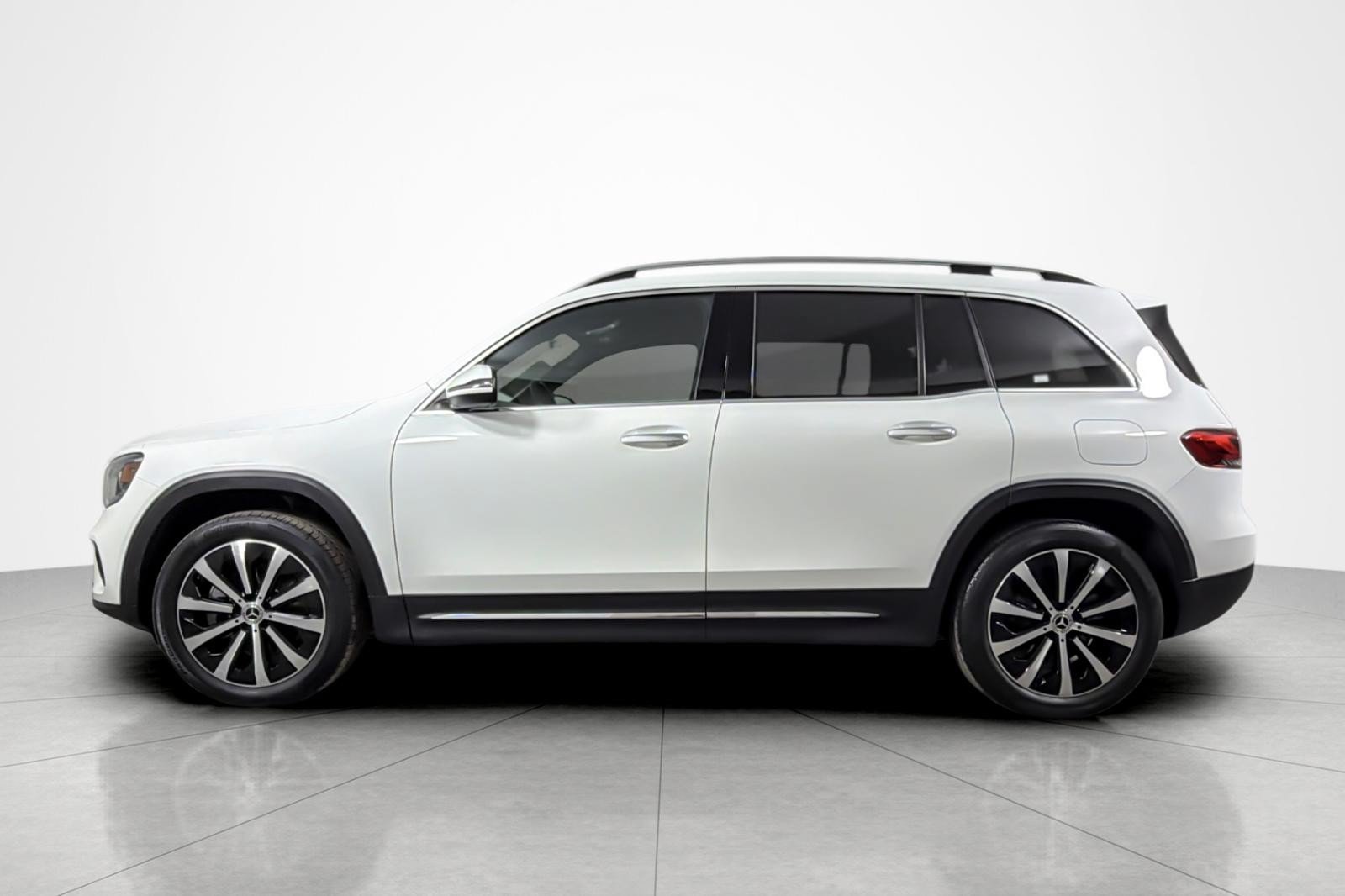 Used 2022 Mercedes-Benz GLB 250 w/ Premium Package Lite image 2