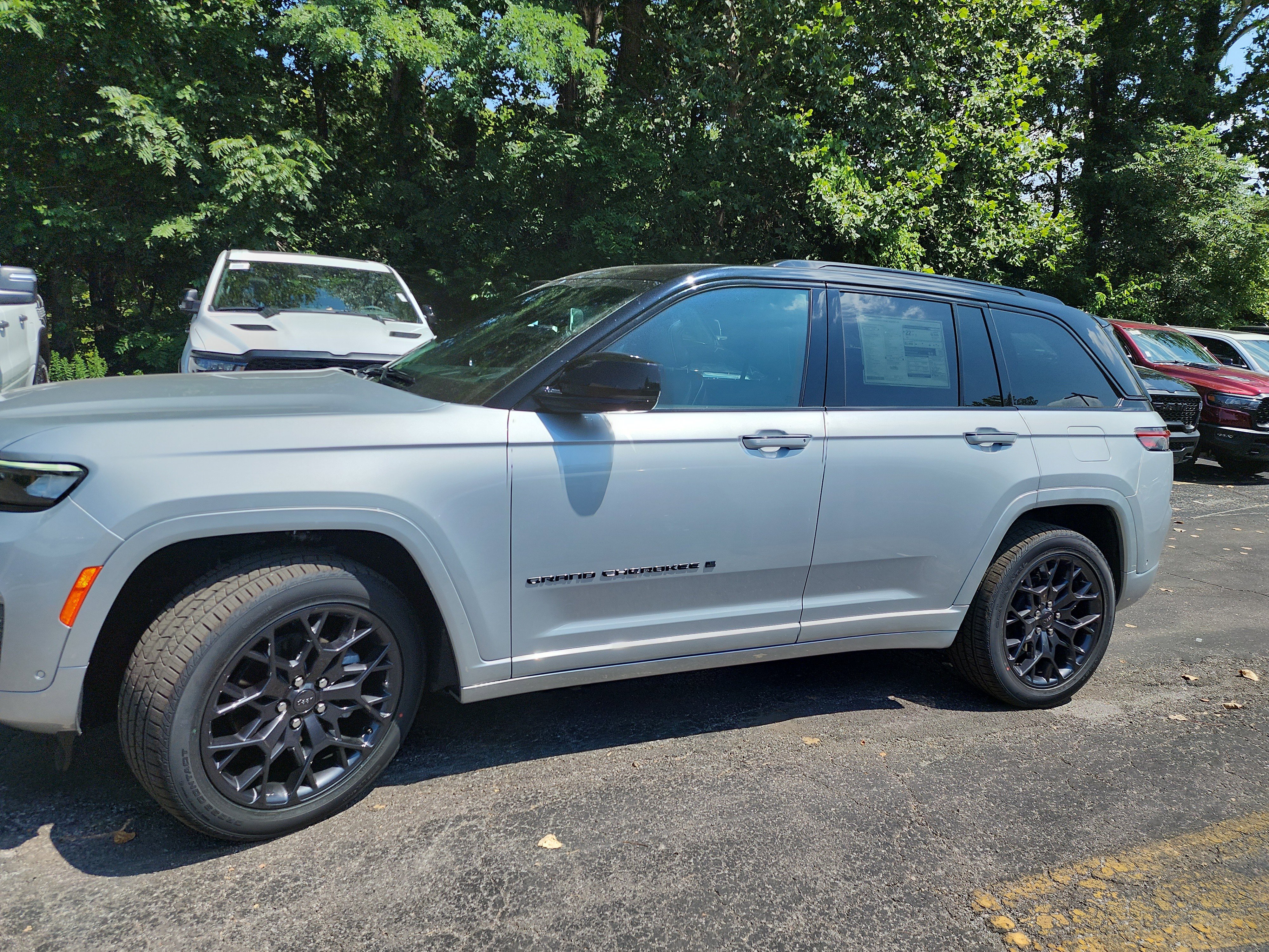 New 2025 Jeep Grand Cherokee Summit image 23
