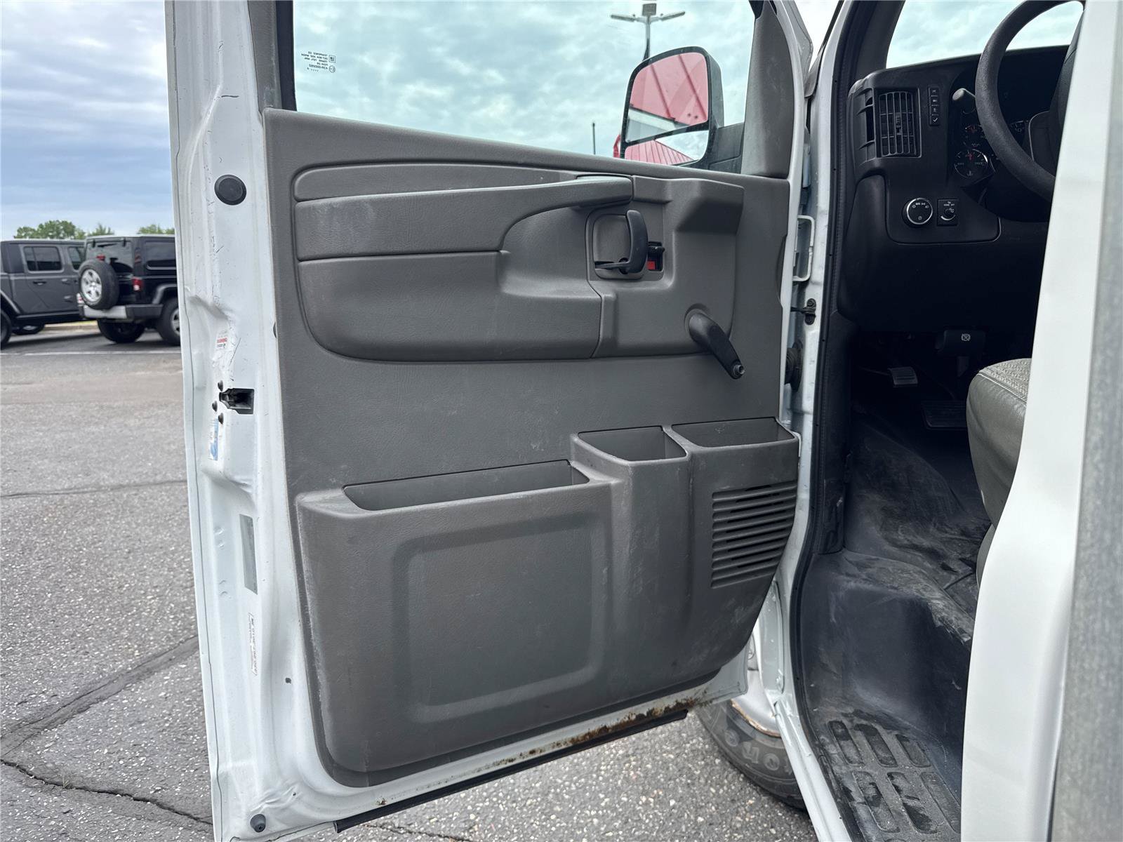Used 2014 Chevrolet Express 3500 RWD image 12