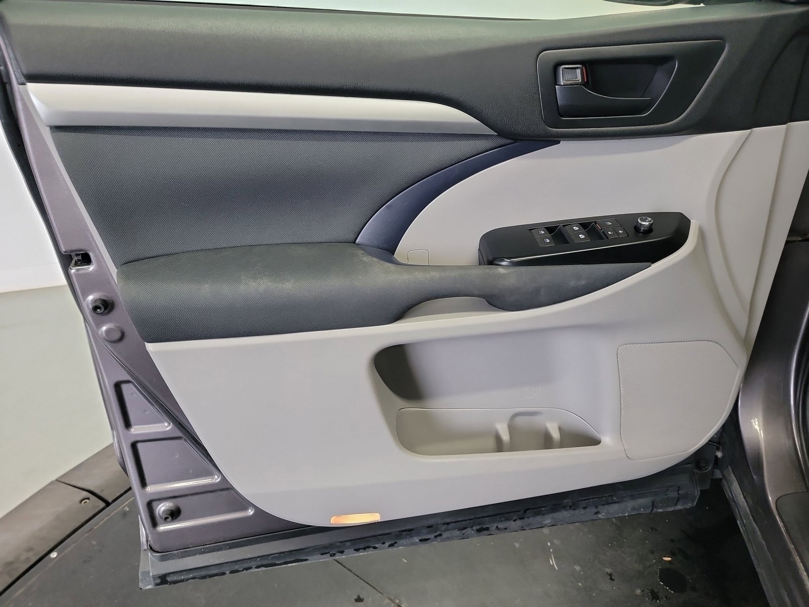 Used 2019 Toyota Highlander LE AWD/4WD image 13