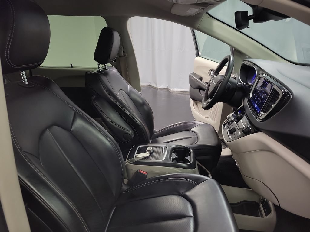 Used 2023 Chrysler Pacifica Touring-L FWD image 37