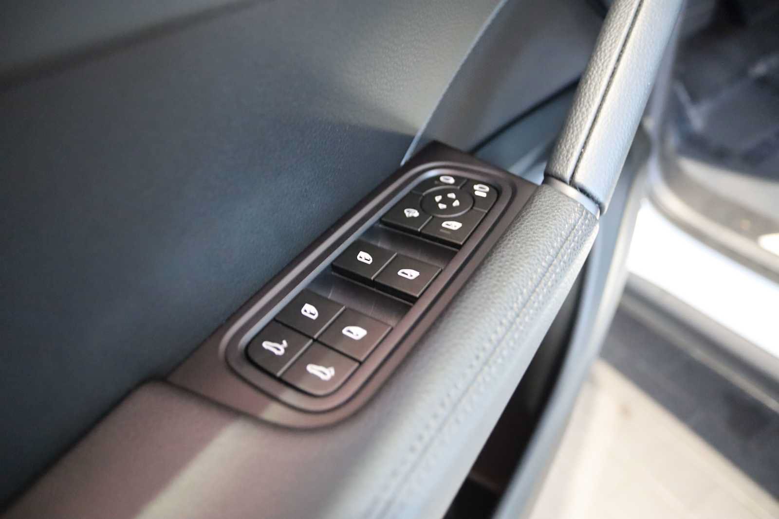 Used 2025 Porsche Cayenne AWD/4WD image 24