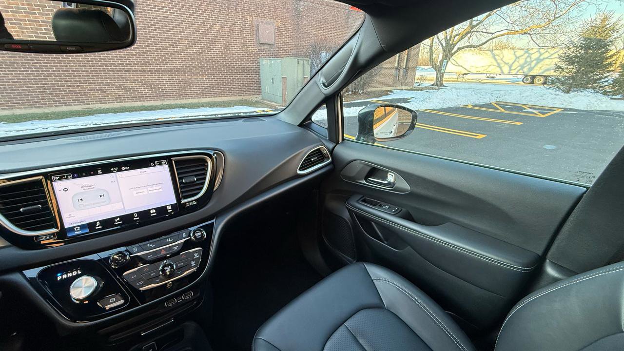 Used 2025 Chrysler Pacifica Select FWD image 19