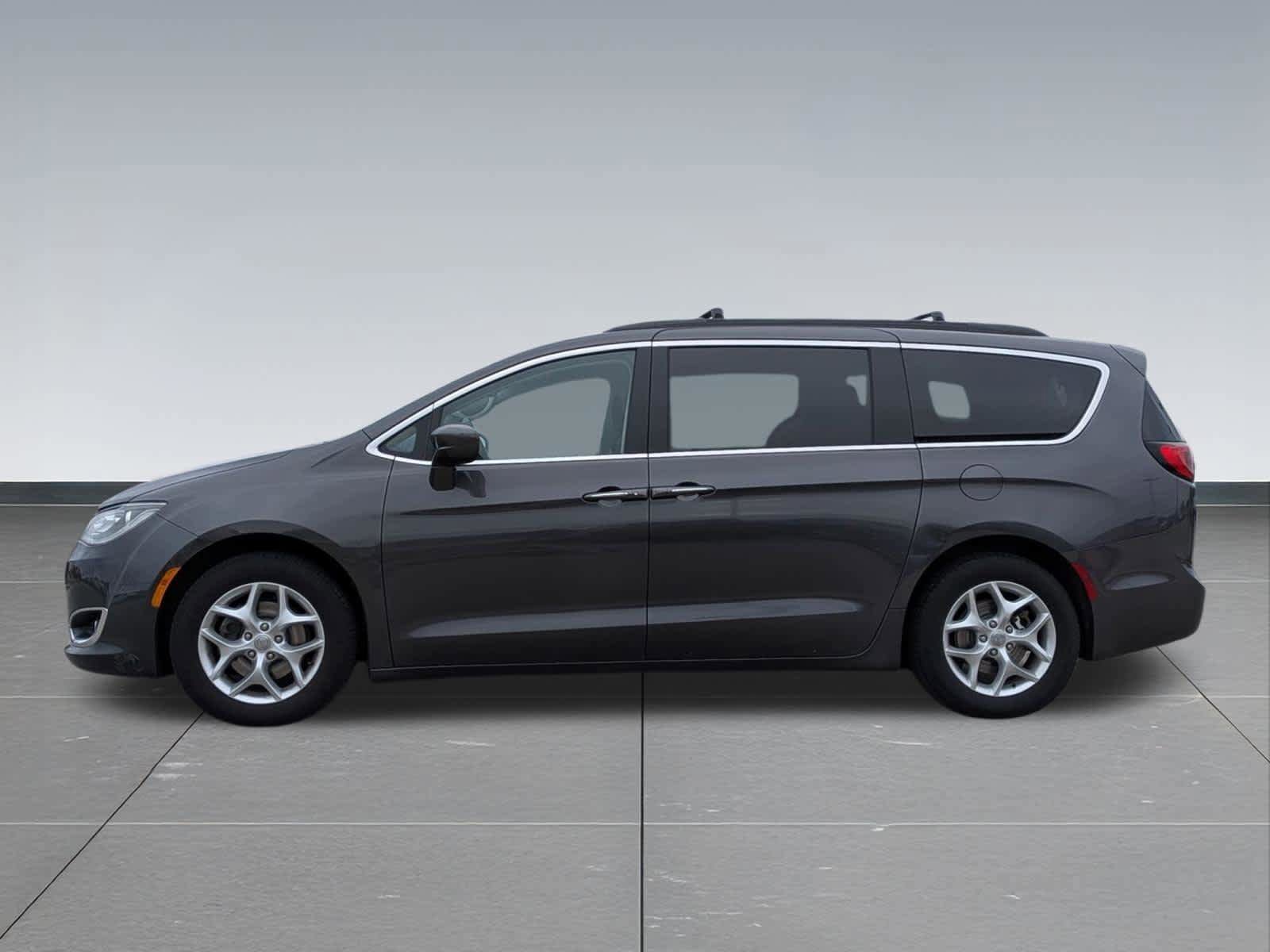 Used 2018 Chrysler Pacifica Touring Plus image 3