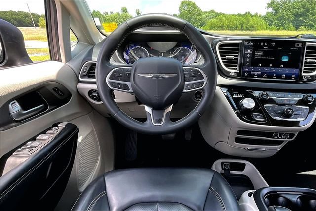 Used 2023 Chrysler Pacifica Touring-L FWD image 8