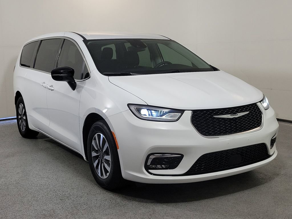 Used 2024 Chrysler Pacifica Select image 1