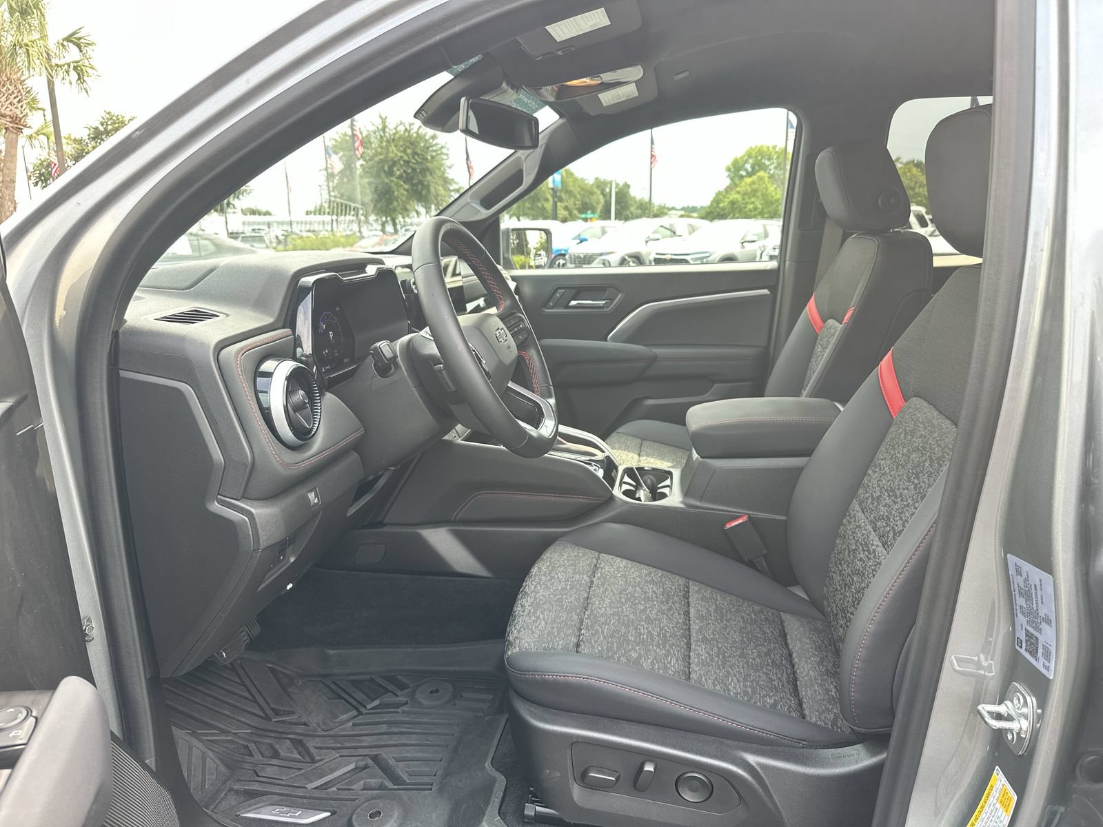 Used 2025 Chevrolet Colorado Z71 AWD/4WD image 16