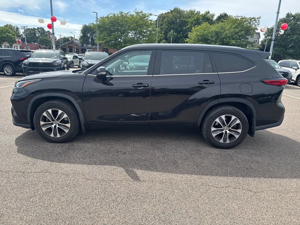 Used 2022 Toyota Highlander XLE AWD/4WD image 4
