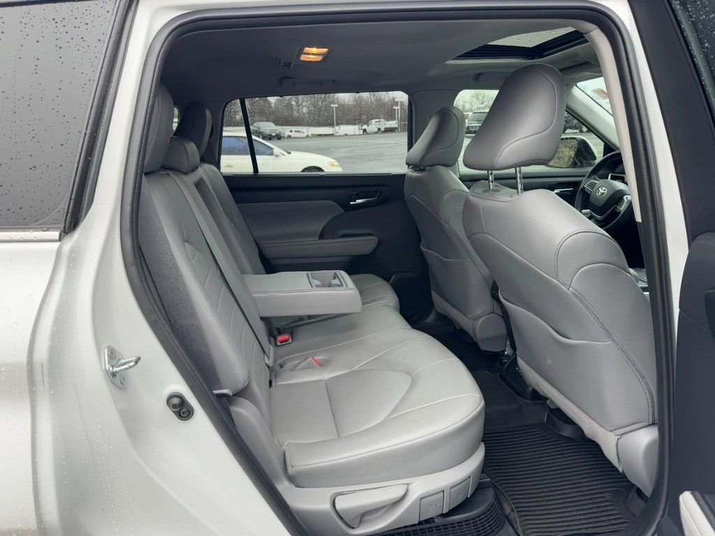 Certified 2022 Toyota Highlander XLE image 13