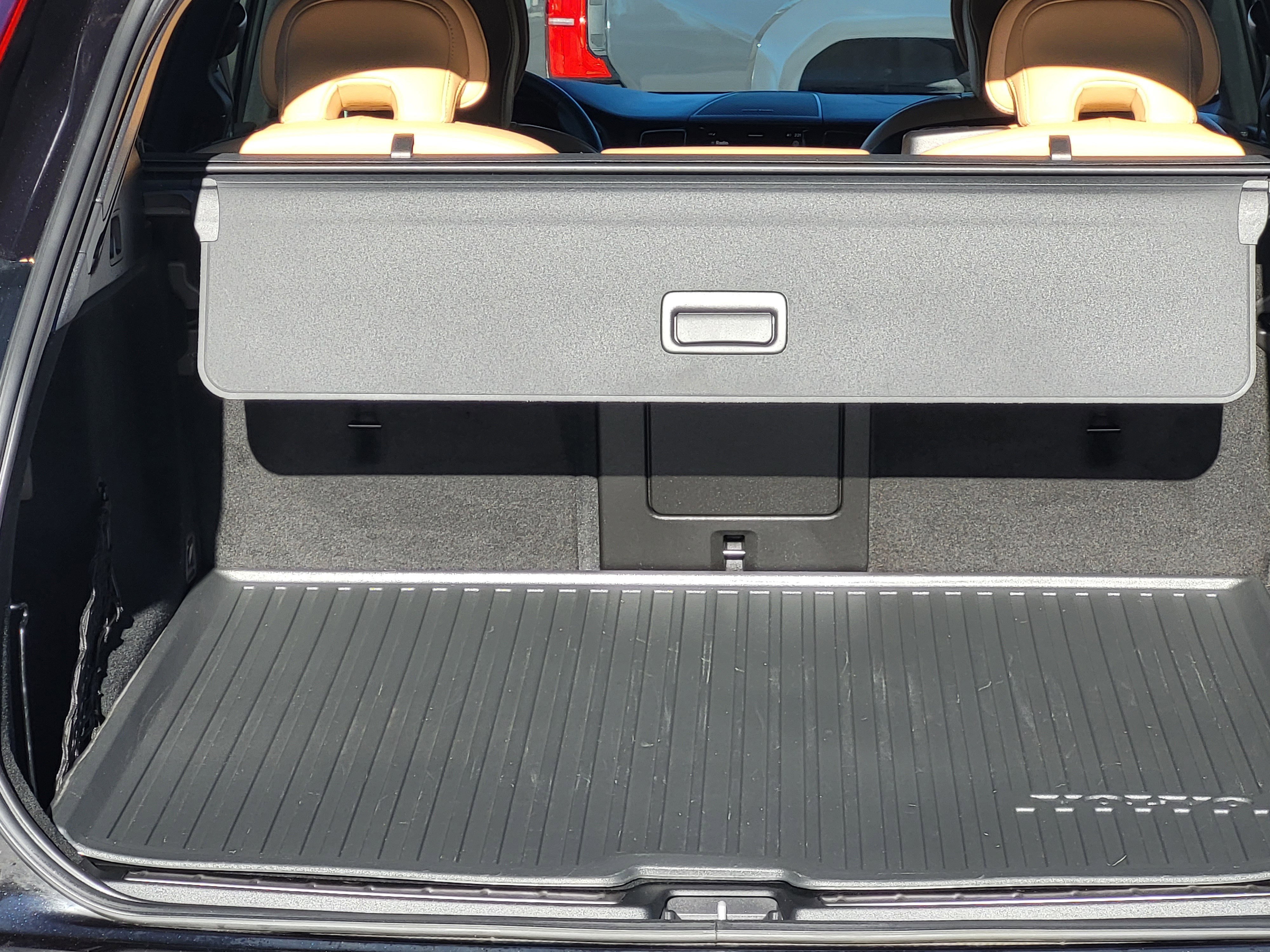 Certified 2023 Volvo XC60 B5 Ultimate w/ Protection Package Premier image 19