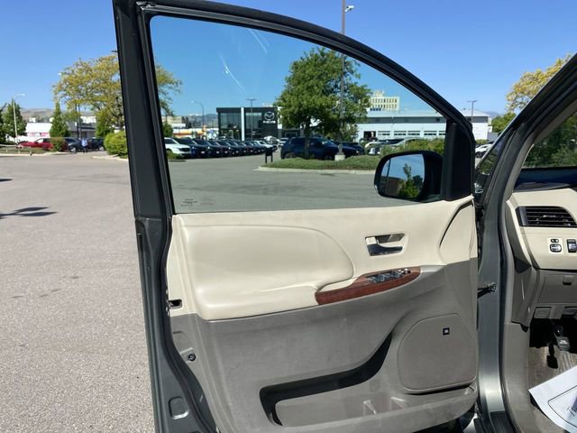 Used 2011 Toyota Sienna XLE w/ Premium Pkg FWD image 11