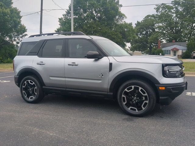 Used 2023 Ford Bronco Sport Outer Banks w/ Tech Package AWD/4WD image 2