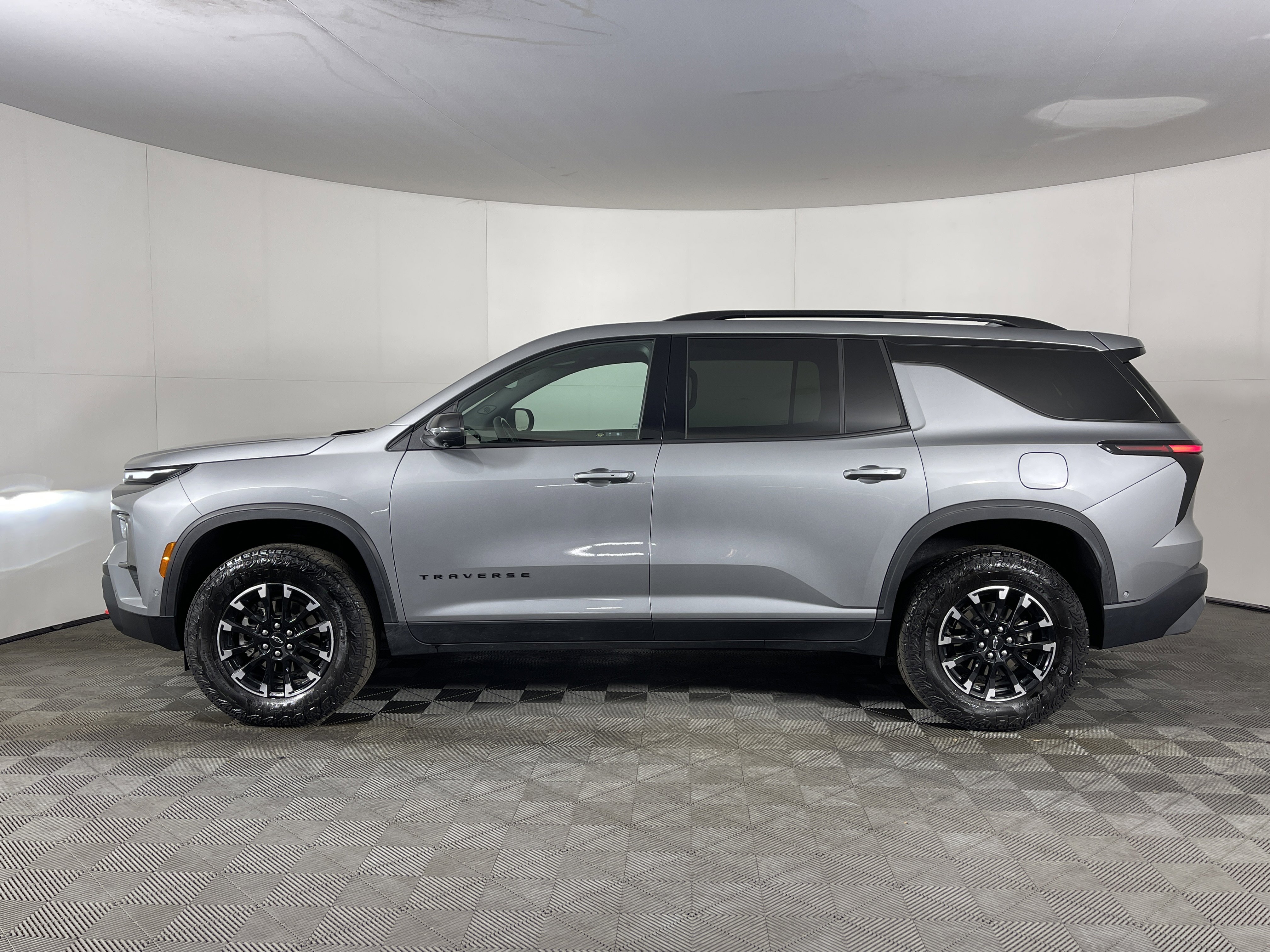 Used 2025 Chevrolet Traverse Z71 w/ Enhanced Driving Package image 3