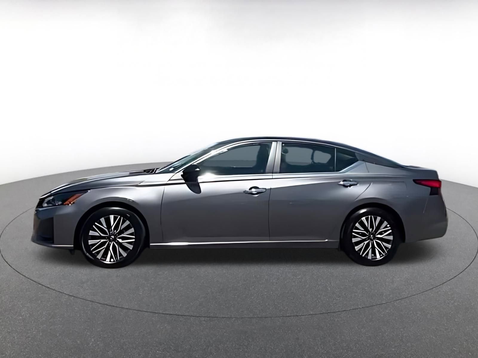 Used 2025 Nissan Altima 2.5 SV FWD image 15