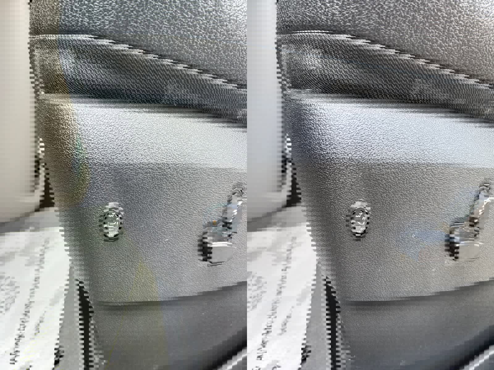 Used 2015 Chrysler Town & Country Touring-L image 4