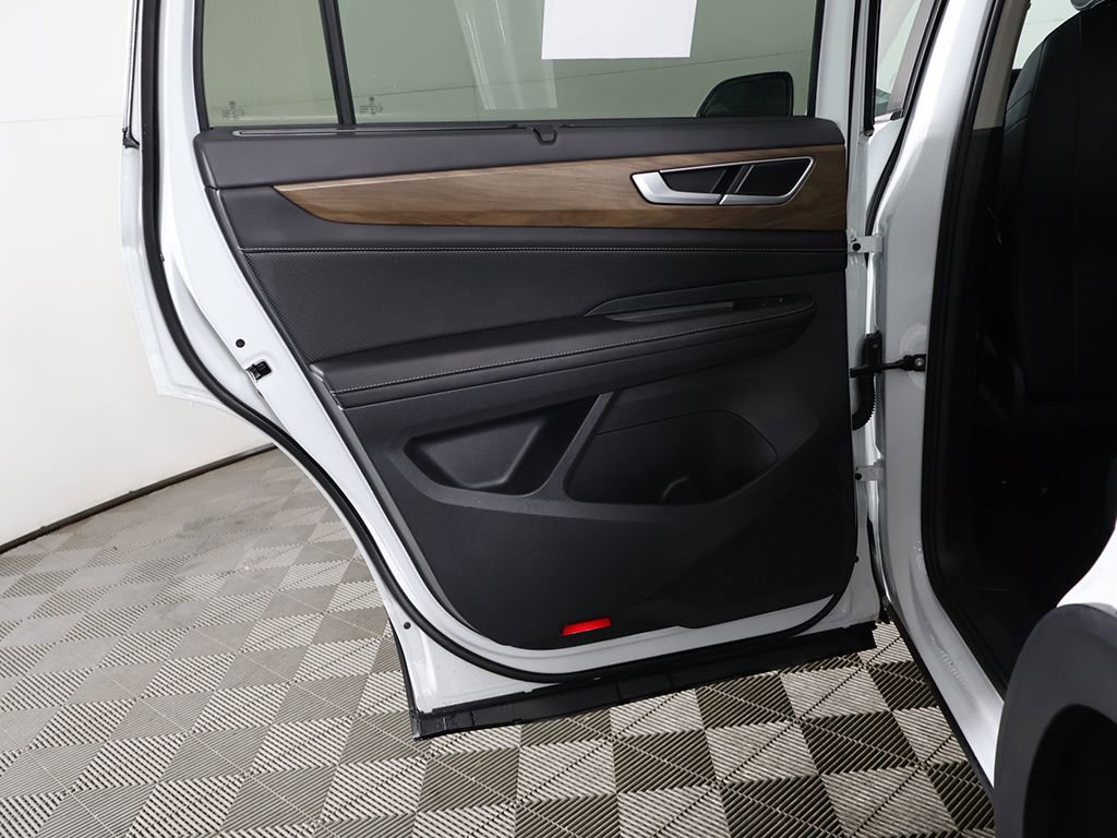 Used 2025 Volkswagen Atlas SE FWD image 24
