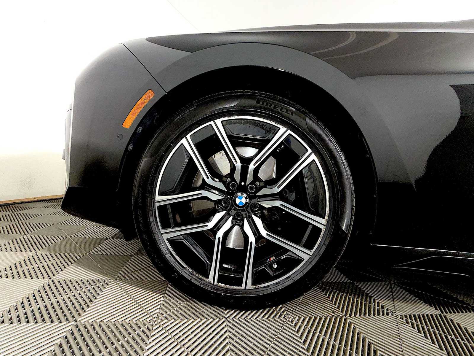 Used 2025 BMW 760i xDrive w/ Executive Package AWD/4WD image 8