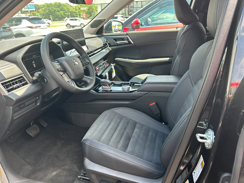 New 2025 Mitsubishi Outlander SE image 9