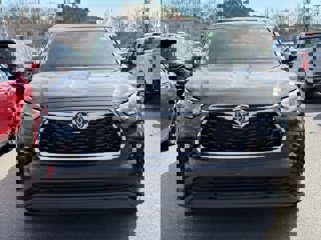 Used 2024 Toyota Highlander LE image 4