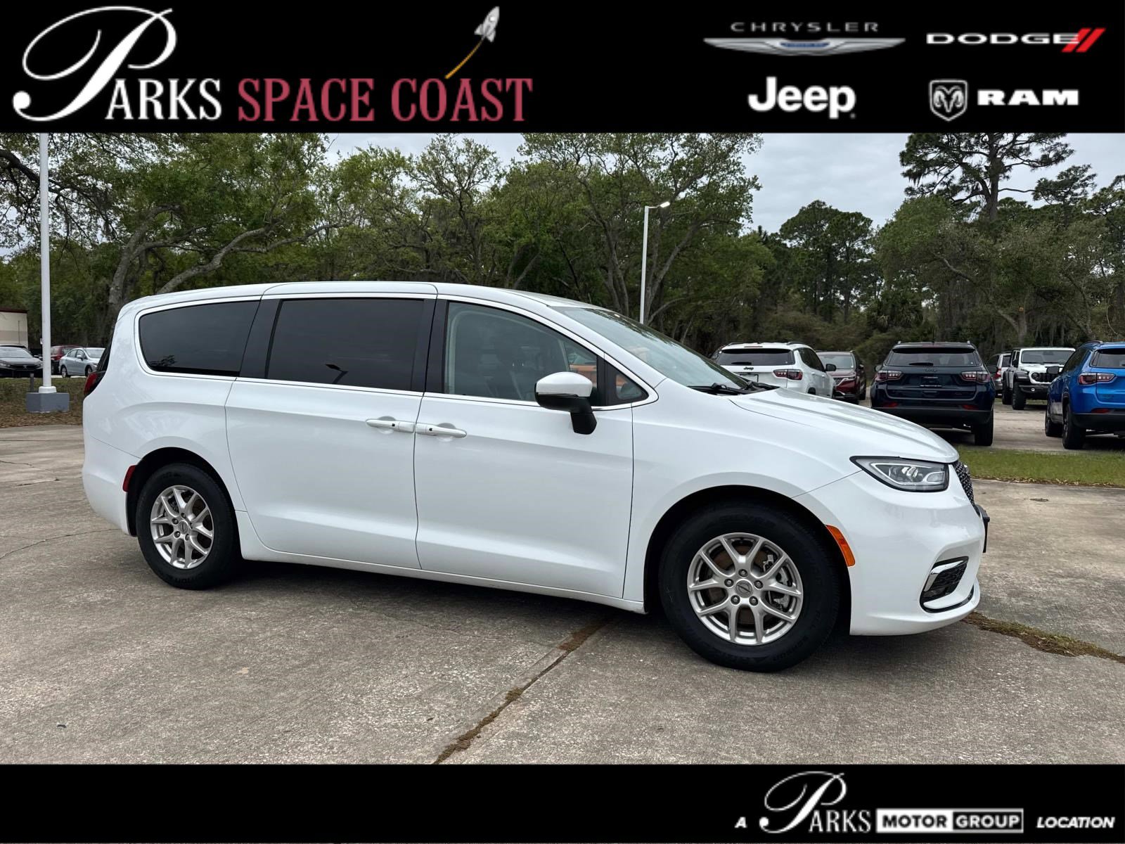 Certified 2023 Chrysler Pacifica Touring-L image 1