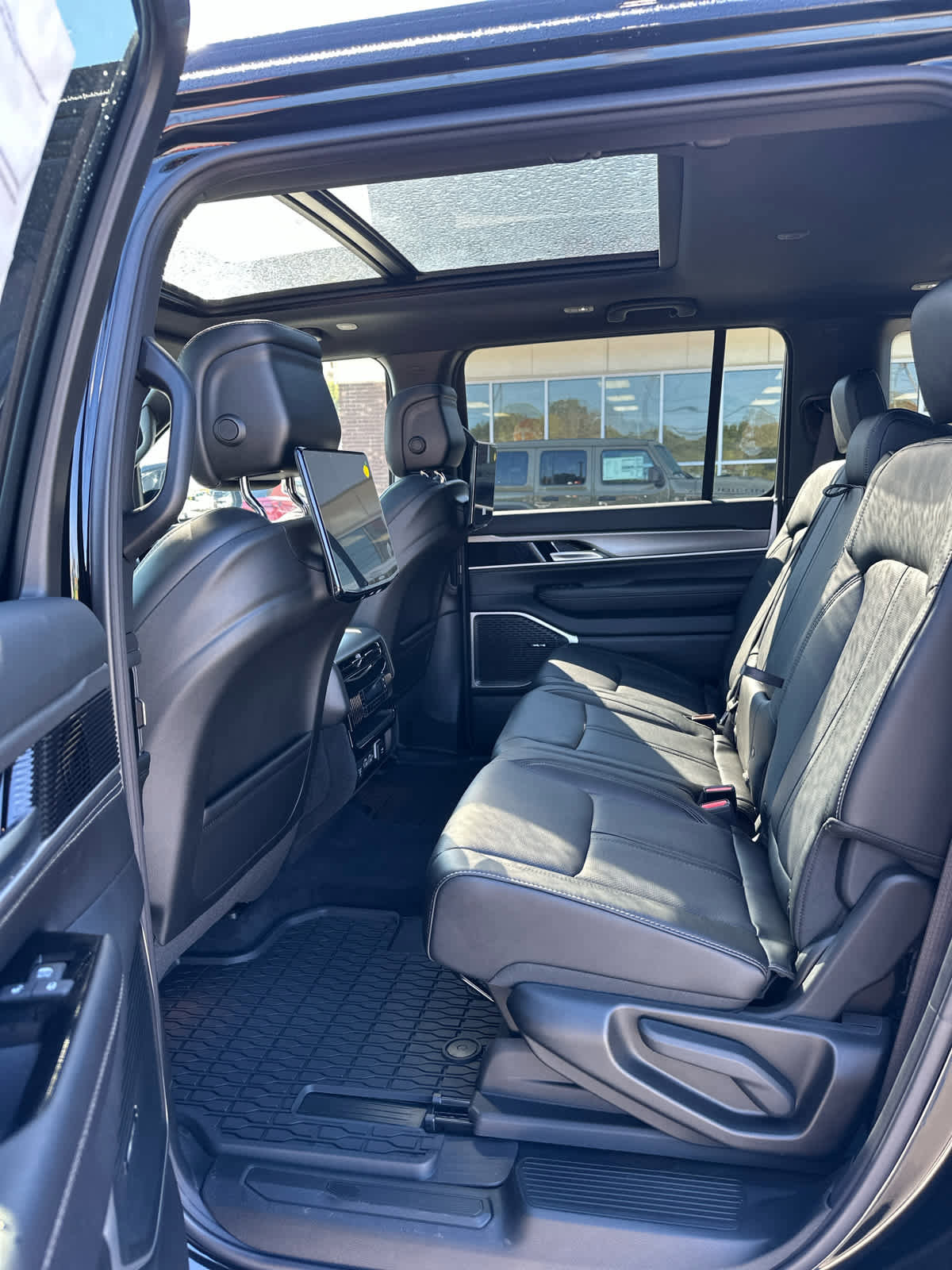 New 2025 Jeep Wagoneer Series II AWD/4WD image 12
